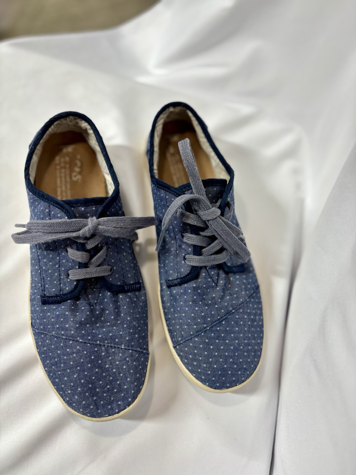 TOMS Women’s Casual Cloth Sneaker Blue w/White Polka Dots Lace Up Size W8 Used