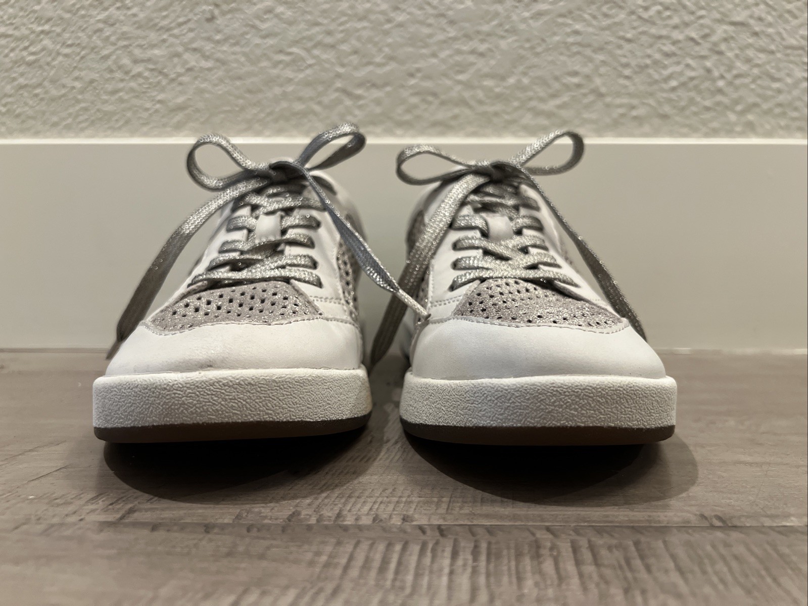 NEW OTBT Leather Casual Travel Sneaker Tennis Shoe Dove Gray Silver Athleisure