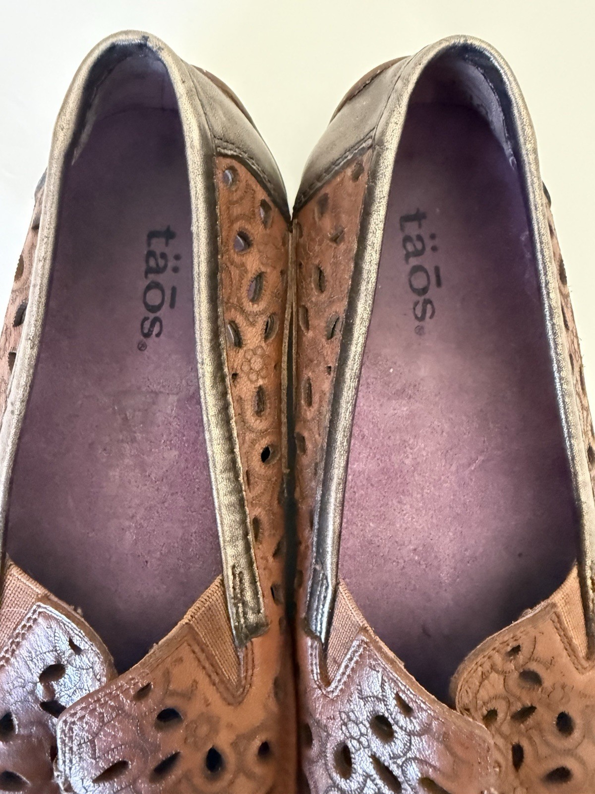 Taos Expose Driving Loafers Size 7 Slip-On Saddle Brown Leather Laser Cut Flats