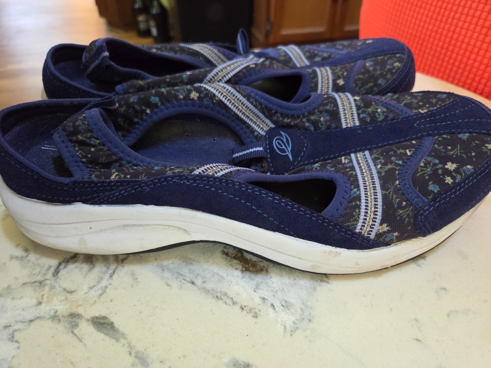 Easy Spirit Size 10 Canvas Sandal/Gym Shoe