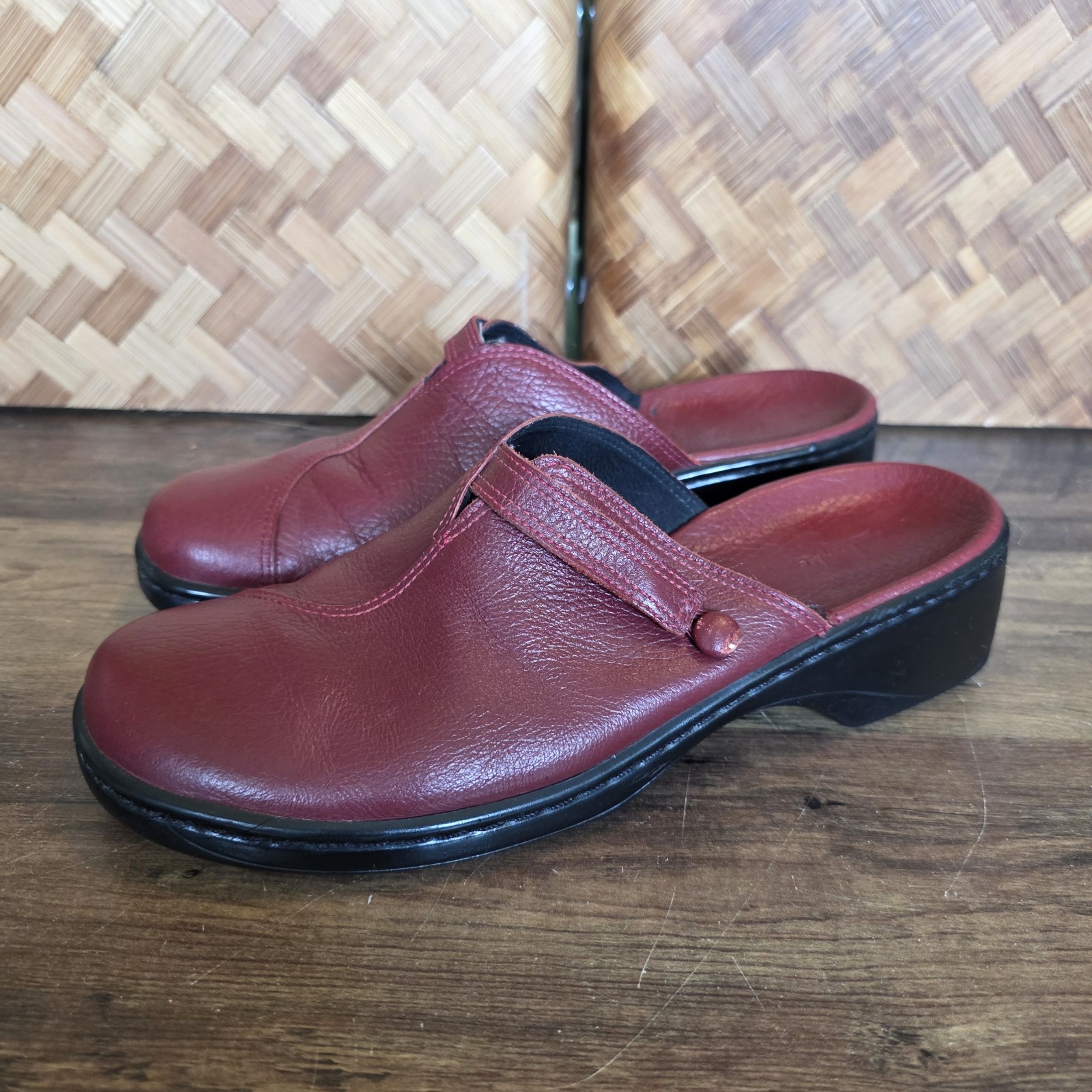 Clarks Shoes Women’s Size 9M Red Leather Mule Wedge Clog Casual Slip On Button
