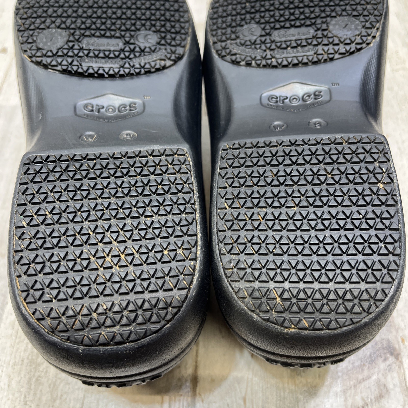 Crocs Dual Comfort Women’s Spotted Clog Shoes Black Gray Nursing Slip-On Size 9