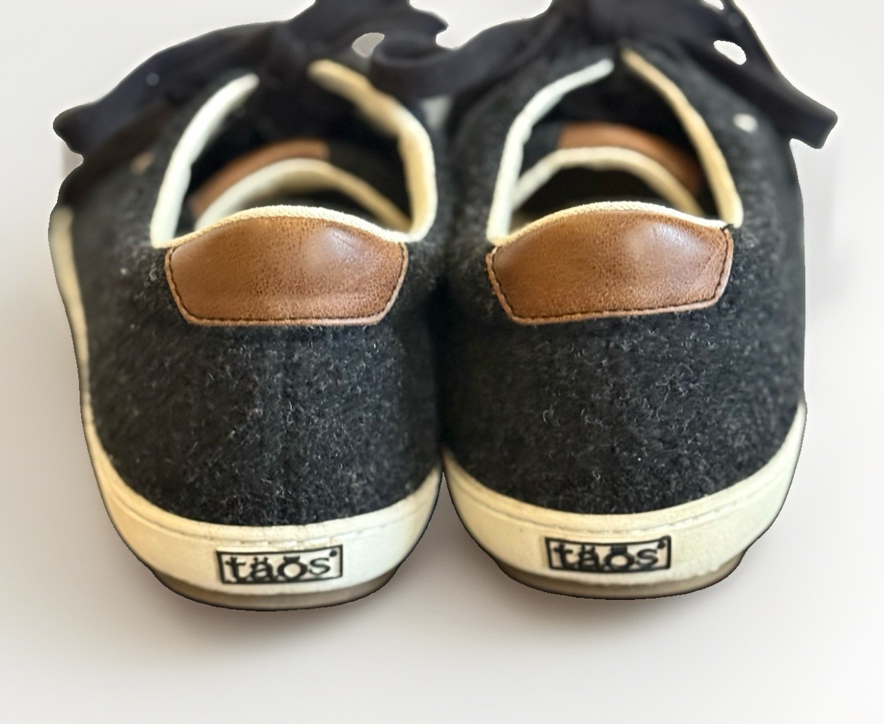 Taos Star Burst Sneakers Women’s Size 9.5 Black Wool Lace Up Comfort Shoes