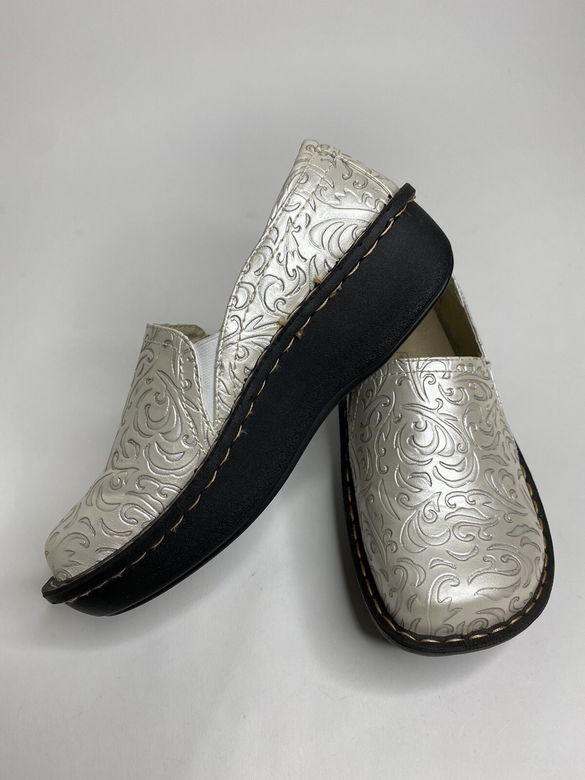 Women’s Ingaro Pearl White Floral Patter Slip Resistant Clog Shoes •6.5 *EUC