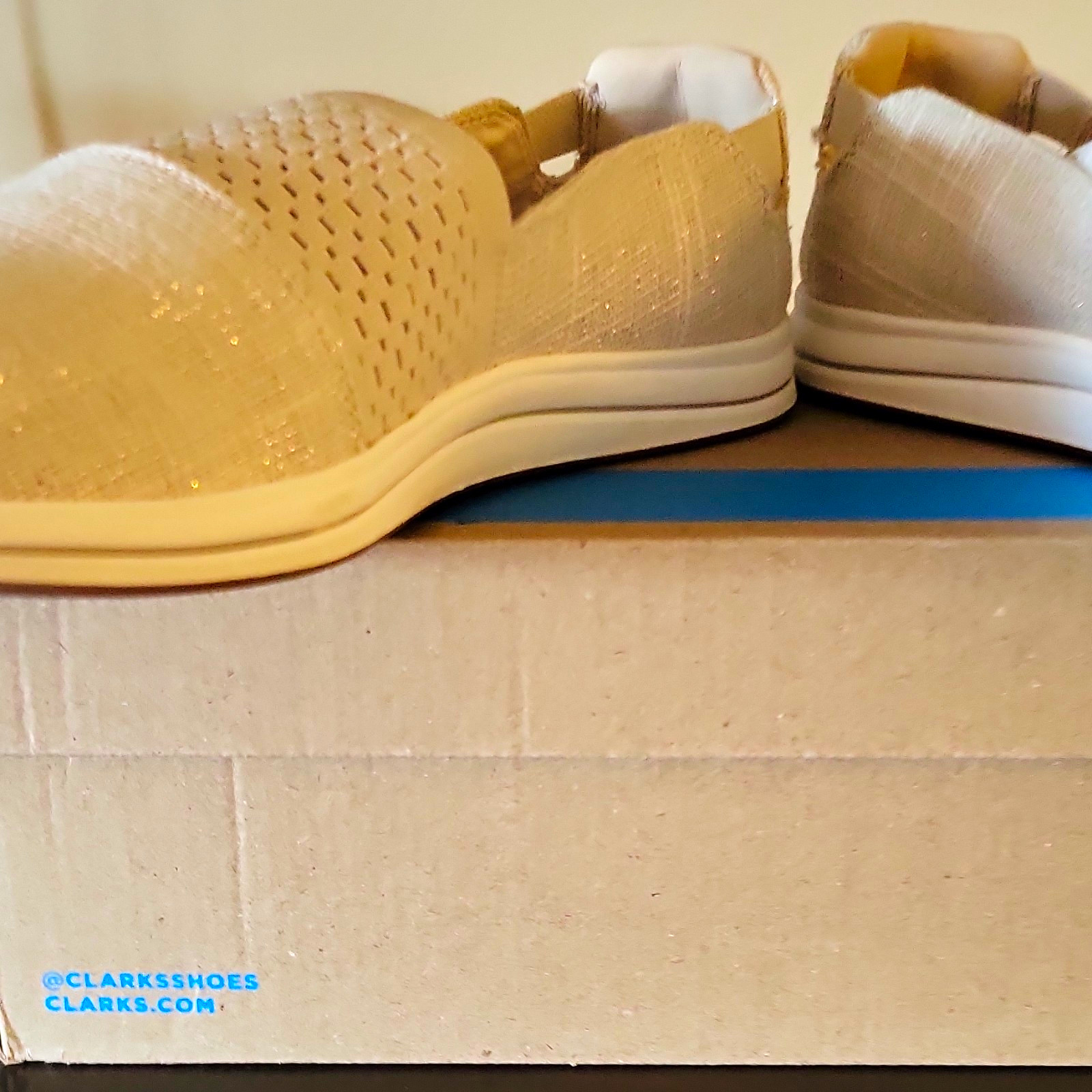 Clarks Cloudsteppers Women’s Slip-On Cushioned Comfort Shoes Beige Size 10