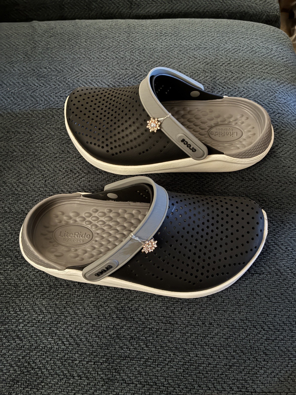 Crocs LiteRide Clogs Black and Grey Unisex M4 W6, with Charms