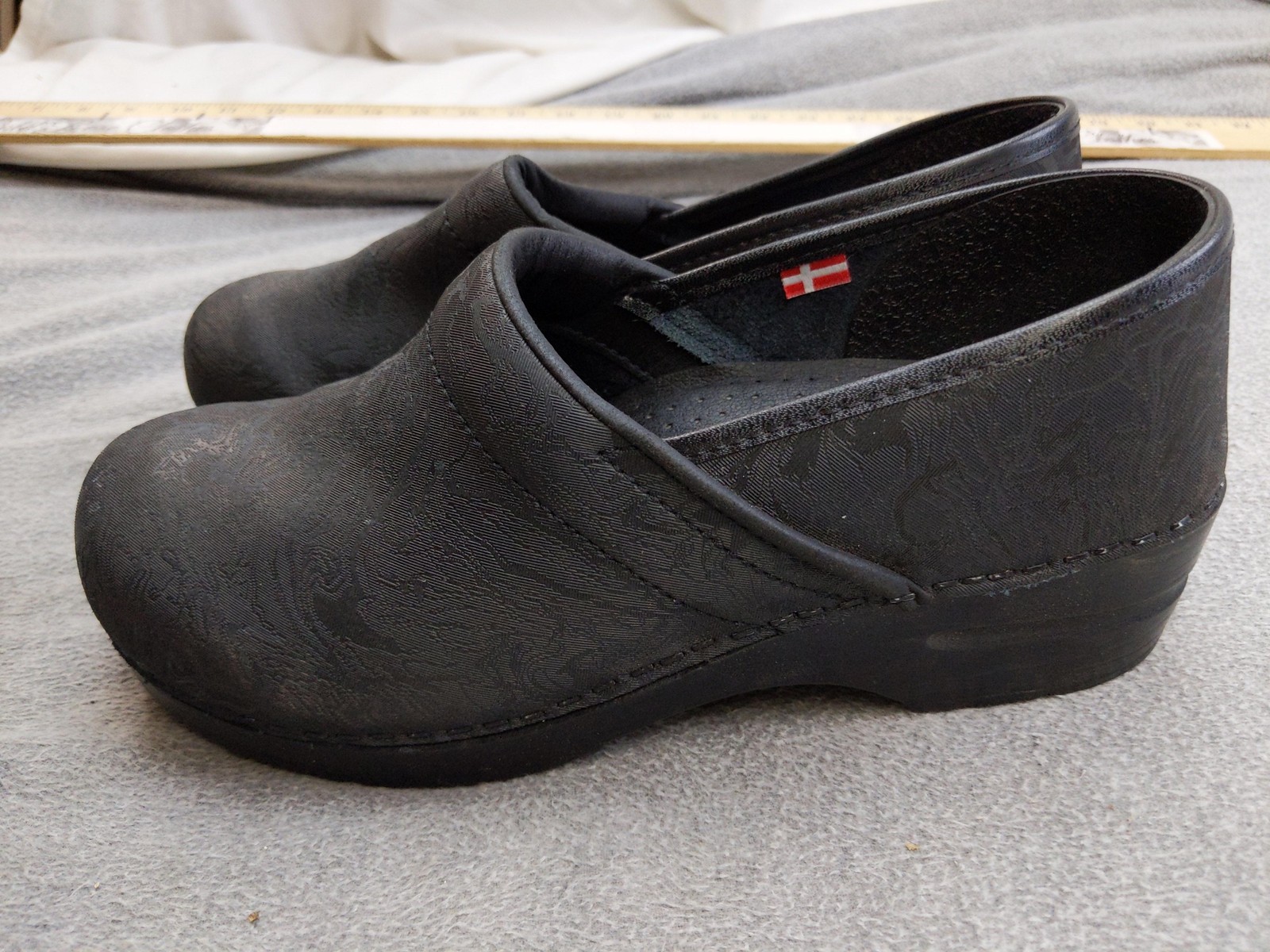 Sanita Shoes Womens Size 40 Black Textured Leather Clogs Comfort Work Danish EUC