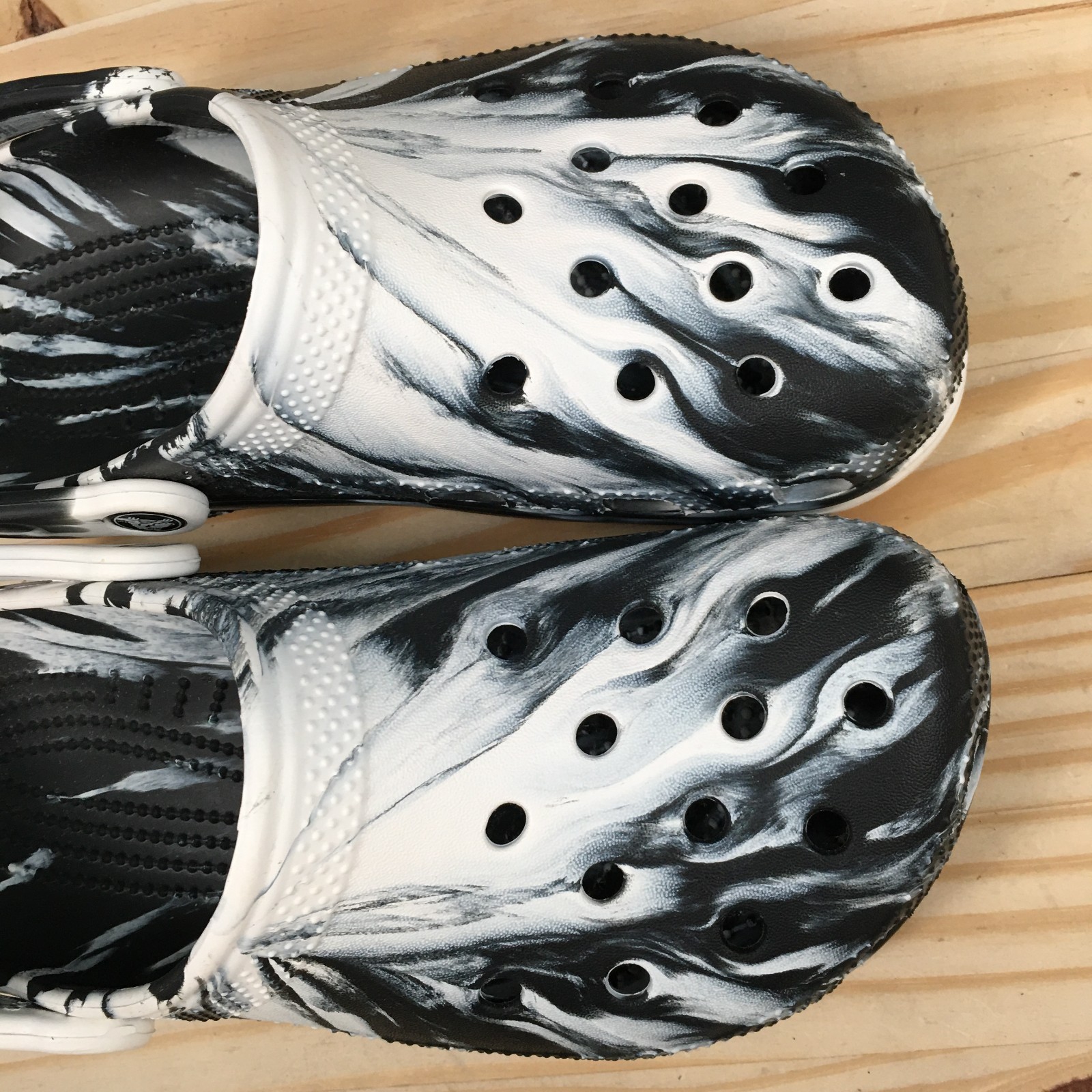 Crocs Classic Marbled Clog Womens 8 White Black Croslite Heel Strap 206867