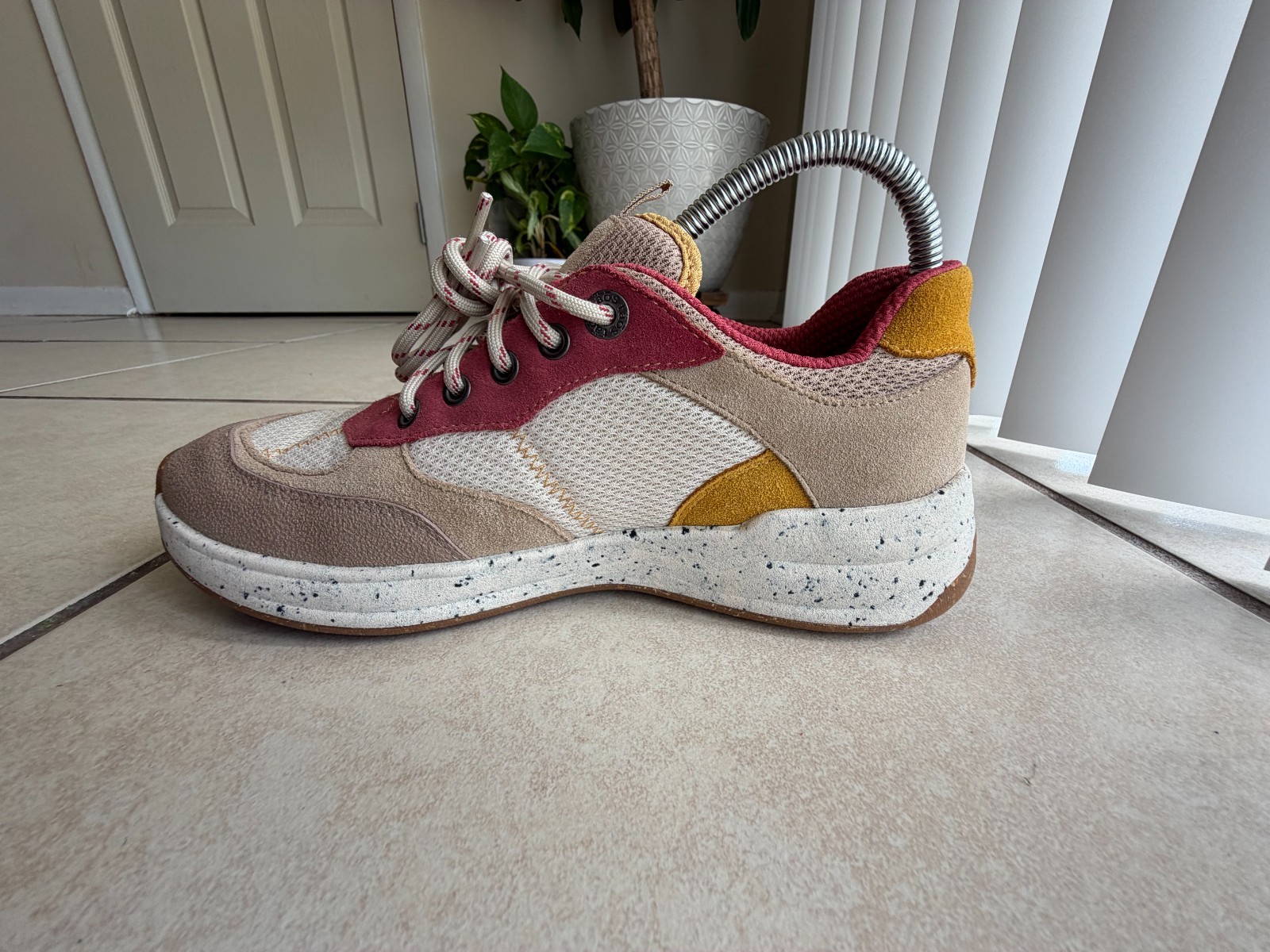 Taos Advance Women’s Comfort Sneakers Size 9.5 Desert Multi Suede Arch Support