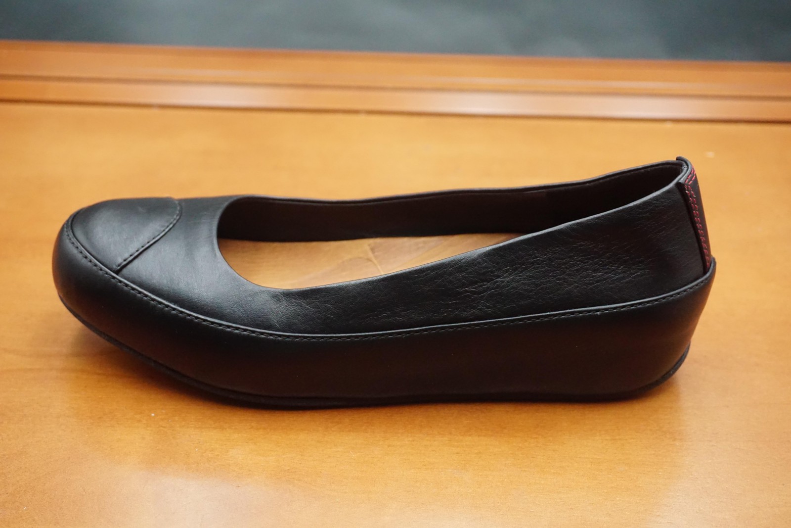 FitFlop Flats Women’s Size 6.5 US Black Leather Cushioned Slip On Casual Shoes