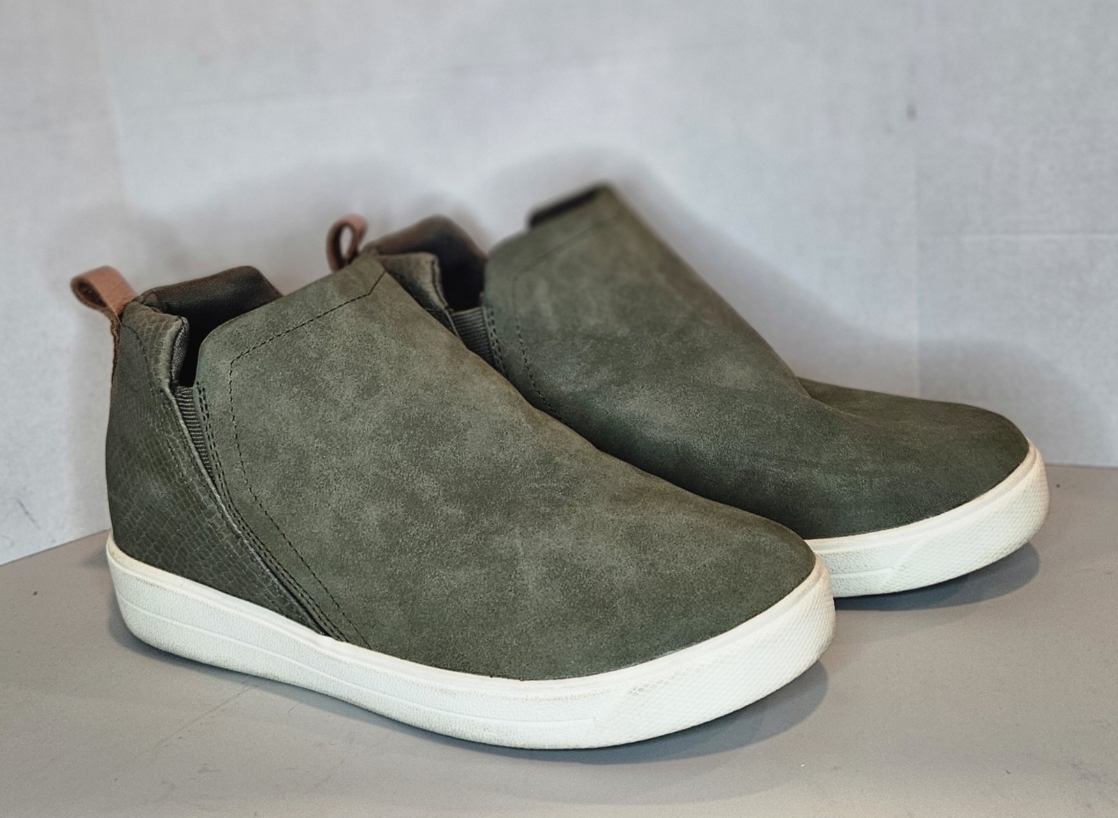 Ryka Womens Vera Comfort Wedge Sneaker Olive 9 Wide Ankle Boot Walking Shoe EUC