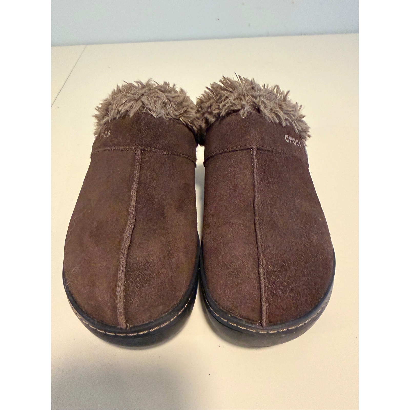 Crocs Gretel Chocolate Brown Suede Faux Fur Lined Clog Mules Womens 6 11602