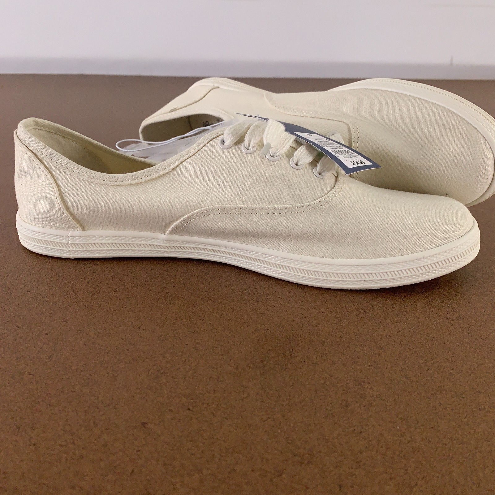 Universal Thread Women’s Shoe Size 10 Off-White Canvas Lace Up Sneakers NWT