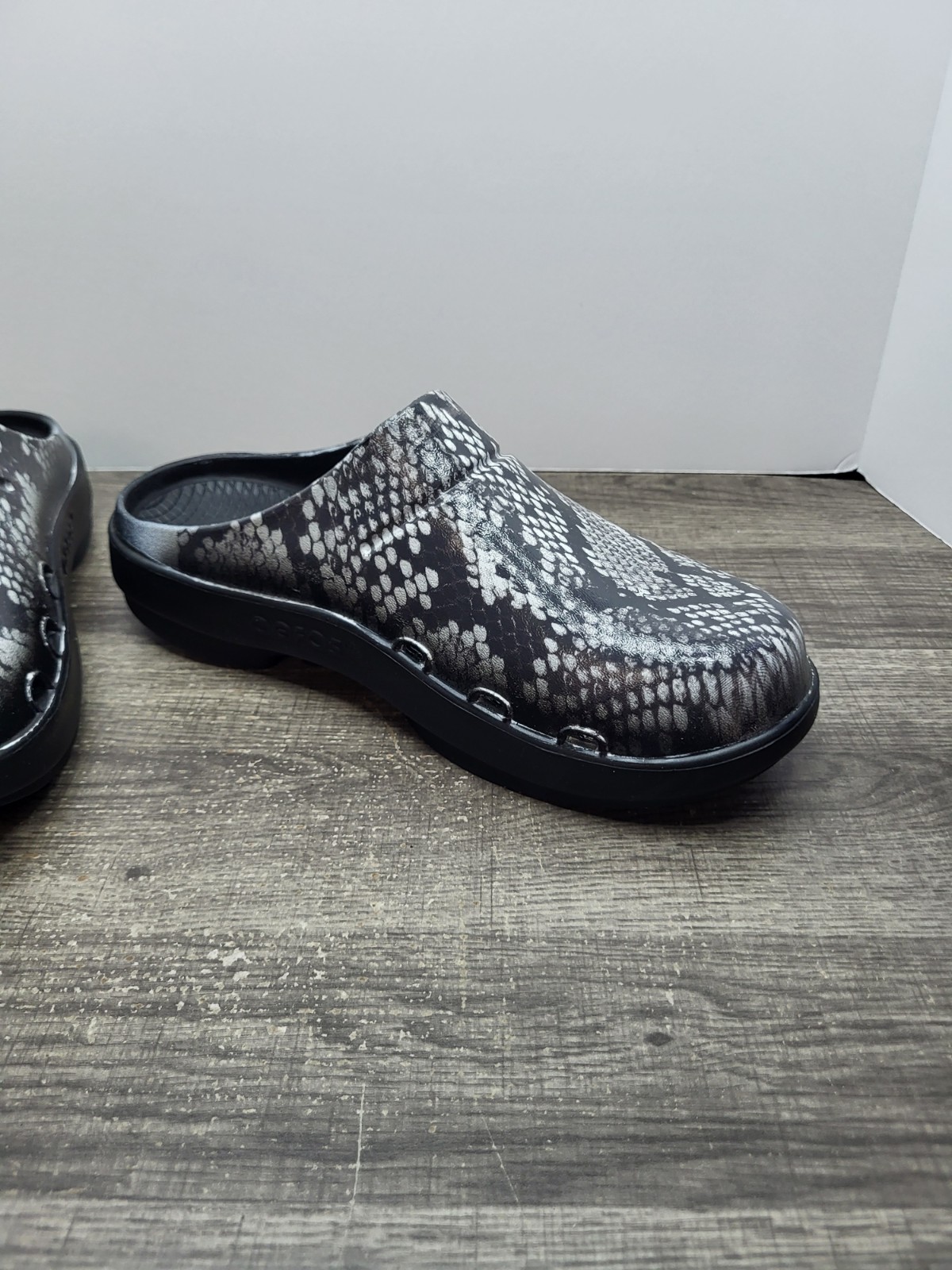 OOFOS OOcloog Clogs Black & Gray Snake Print Mule Women’s Size 10 Slip-On