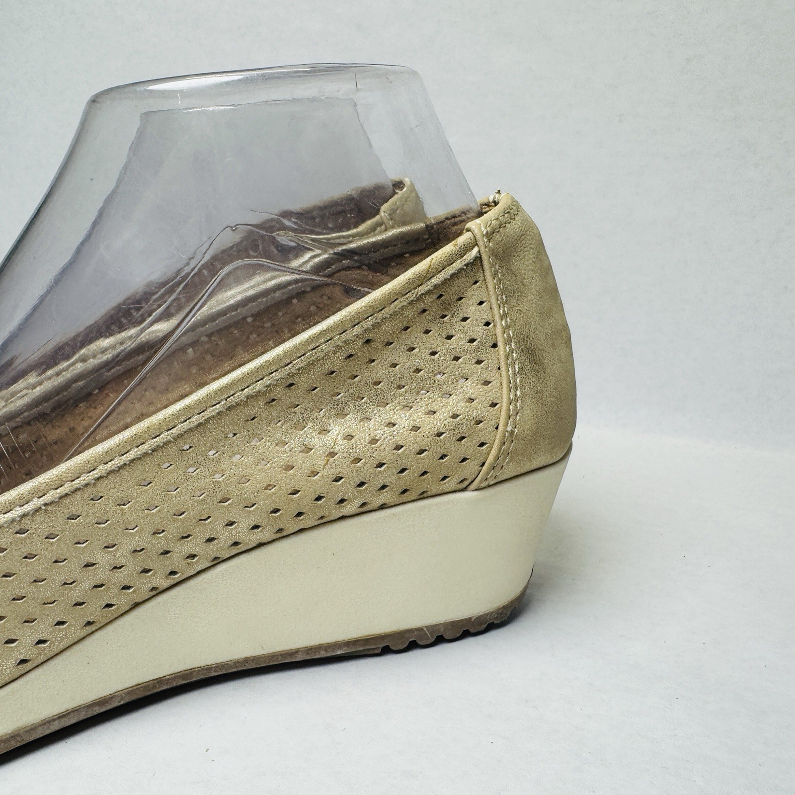 Naturalizer Betina 2 Gold Perforated Wedge Slip On Shoes Womens Sz 8 M Comfort