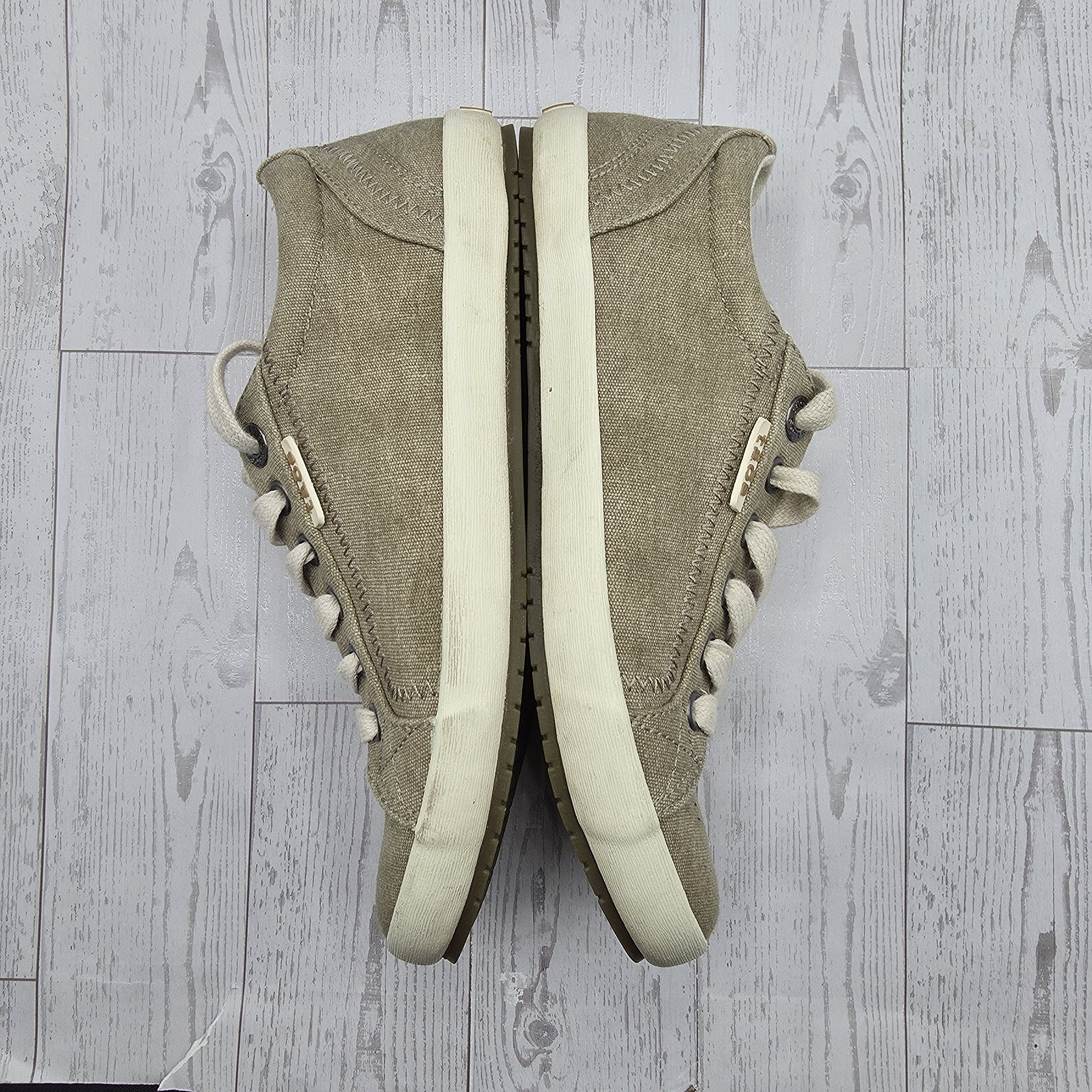 Taos Women’s Star canvas sneakers in a khaki or oat wash Size 5.5