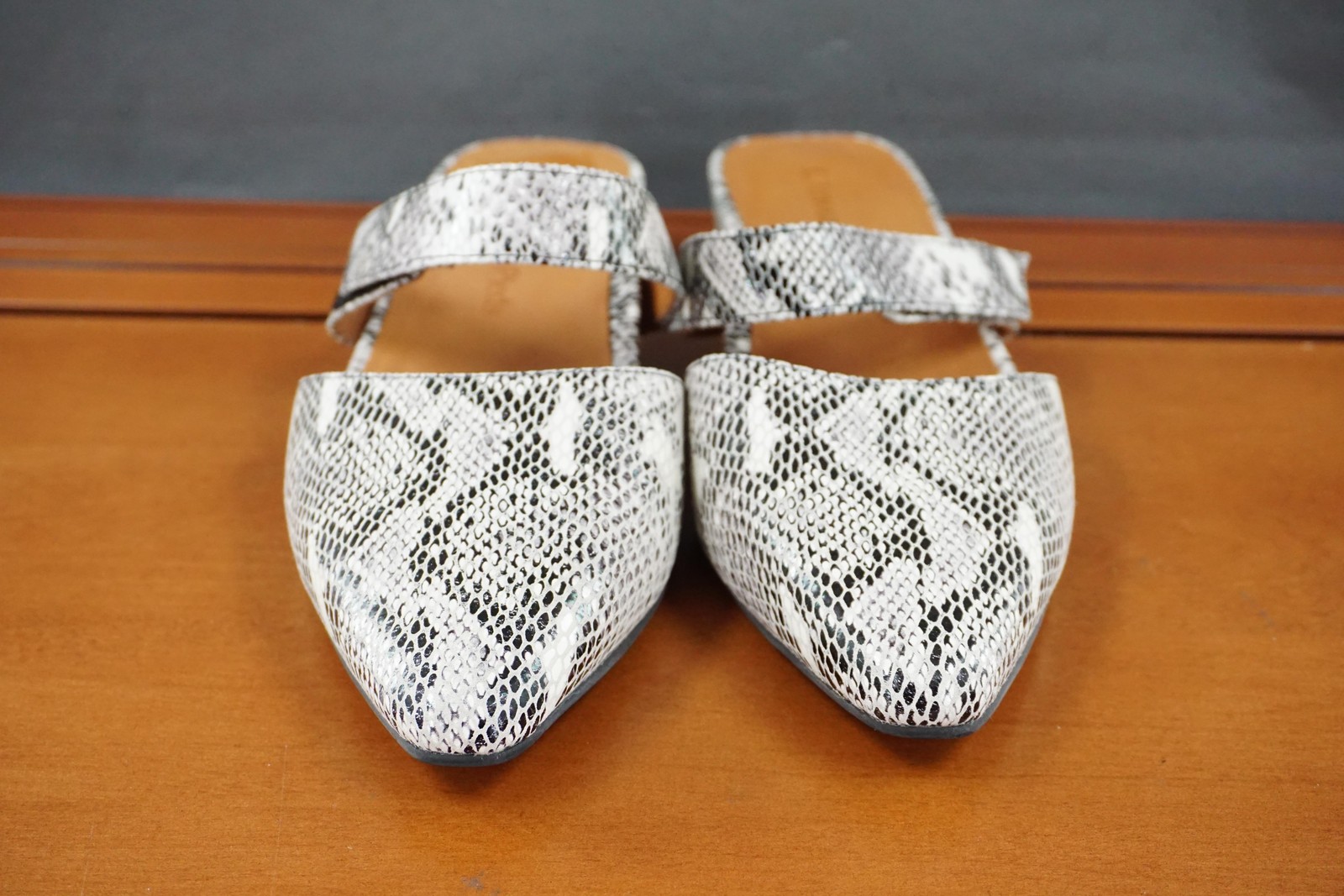 L’Amour Des Pieds Baruk Flats Shoes Womens 8.5 White Snake Print Leather Mules