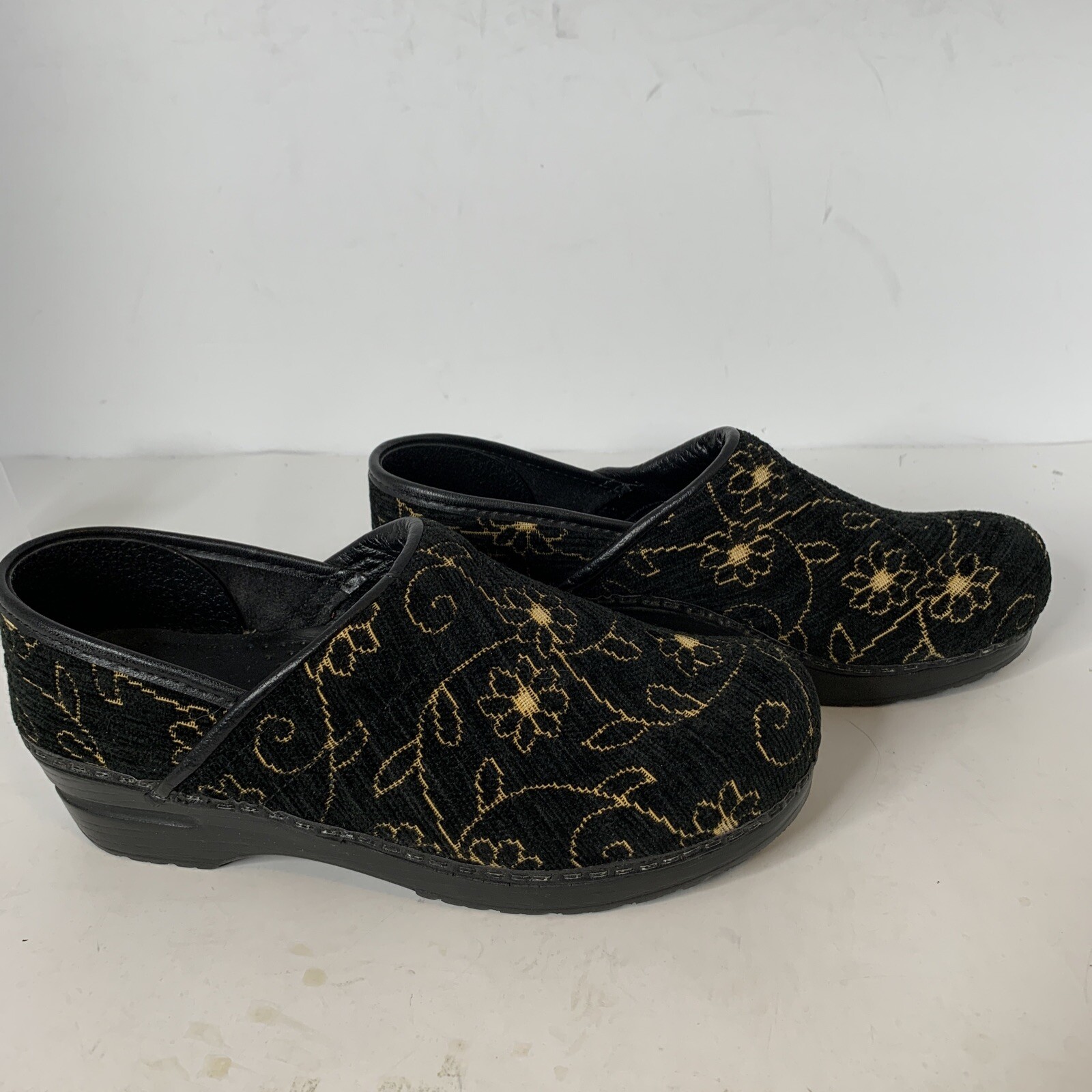 Dansko Women’s Cloth Soft Clogs Black and Gold Flowers Floral Nursing EU 39
