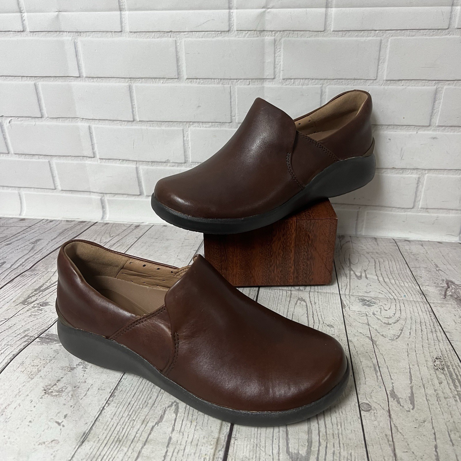 Clarks Unstructured Leather Slip-On Shoes Un Loop 2 Step Brown Women Size 5.5