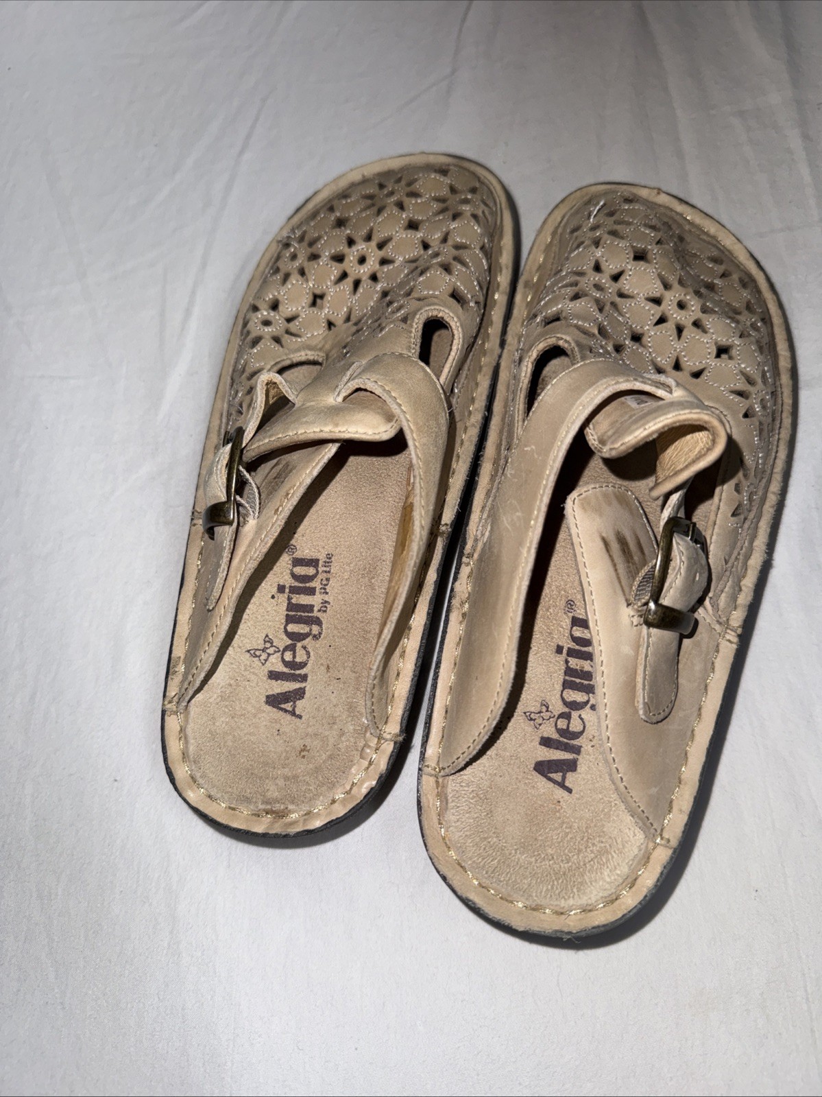 Alegria Classic Women’s Clogs Sz 7 (37) Tan/ Beige Laser Cut Floral Slides EUC