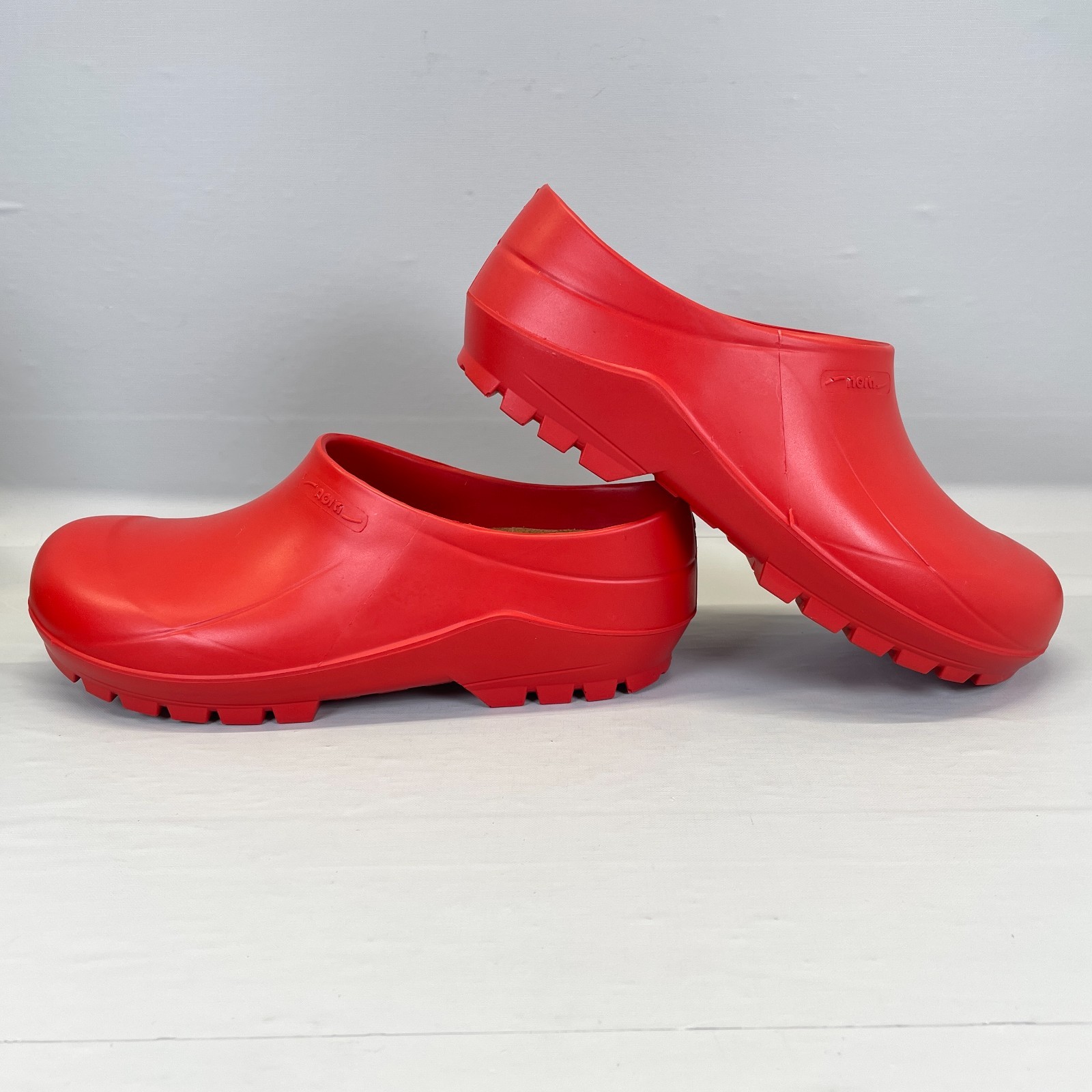 Nora Garden Clogs Womens Size 41 US 10.5 Red Slip On Slip Resistant Shoes -Italy