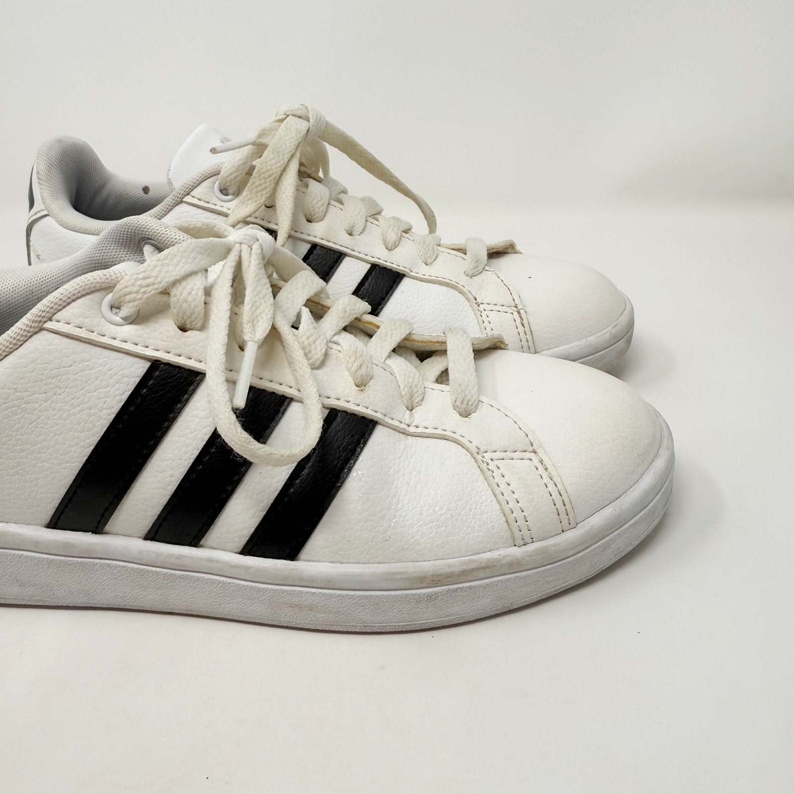 Adidas Womens 7.5 White Black Grand Court Shoes Sneakers Lace Up Casual Comfort